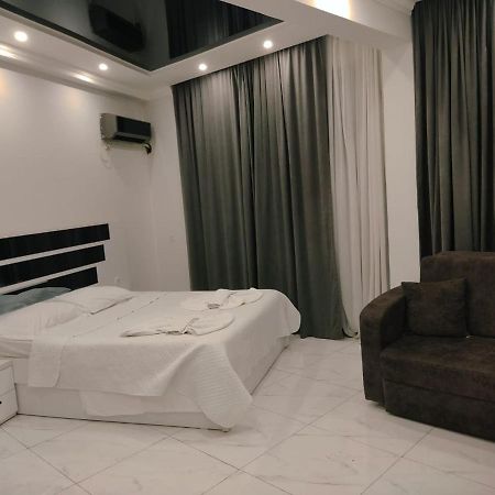 באטומי Golden Fish Hotel מראה חיצוני תמונה